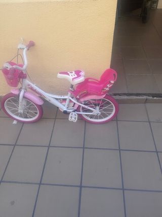 Bicicleta infantil rosa con asiento trasero
