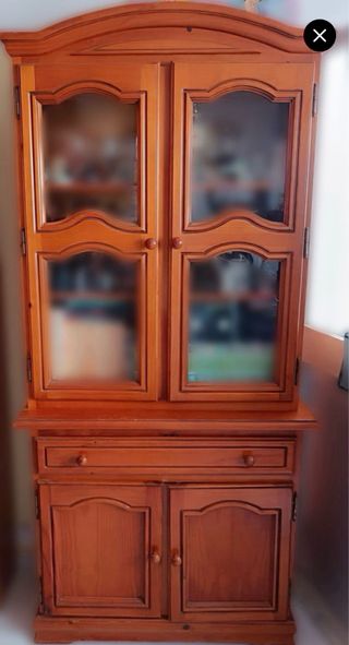 Mueble de madera con vitrina y cajones