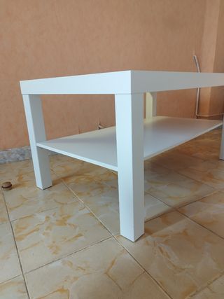 Mesa de centro blanca con estante
