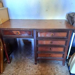 Escritorio antiguo de madera maciza