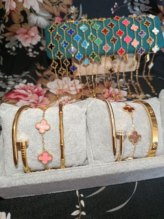 Conjunto de pulseras doradas con tréboles
