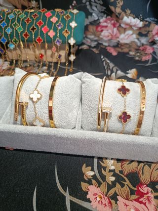 Conjunto de pulseras doradas con tréboles