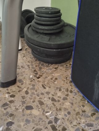 Banco ,discos y barras de gimnasio