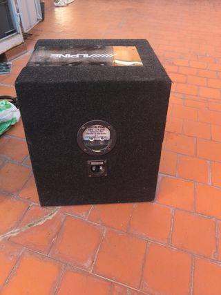 Subwoofer Alpine con tapa de potencia