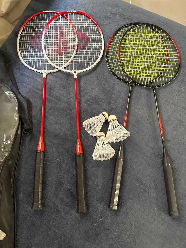 Pack 4 raquetas bádminton + 3 volantes