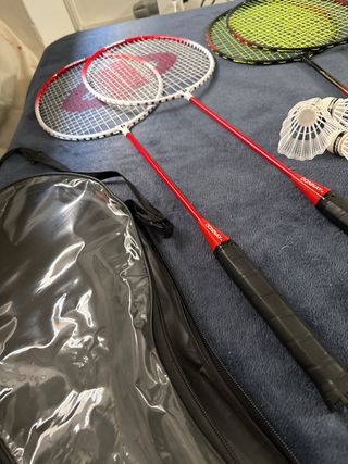 Pack 4 raquetas bádminton + 3 volantes