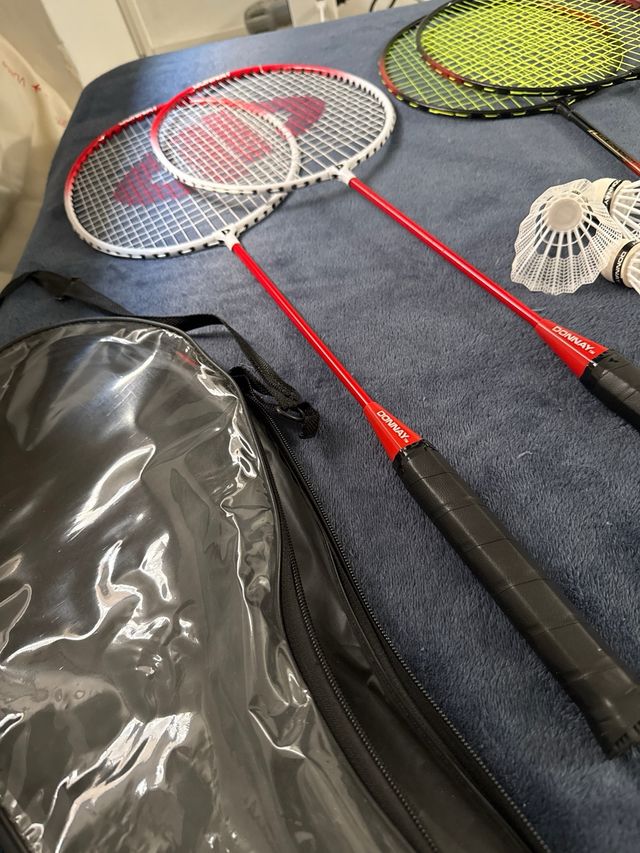 Pack 4 raquetas bádminton + 3 volantes