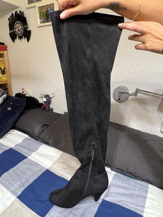 Botas altas negras por encima de la rodilla
