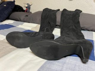 Botas altas negras por encima de la rodilla