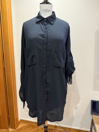 Camicia nera lunga con tasche