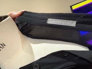 Camicia nera lunga con tasche