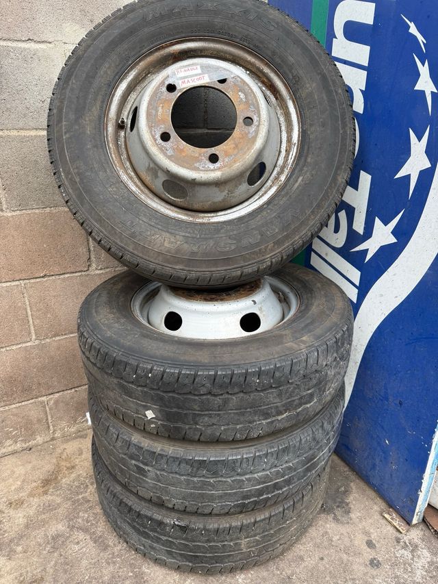 LLantas con neumático Renault Mascoot 