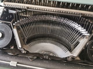 Máquina de escribir Hispano Olivetti Pluma 22