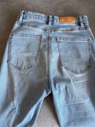 Pantalón vaquero campana Stradivarius Talla S