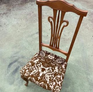 Sedie in legno con rivestimento floreale