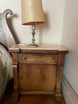 Mesillas de noche antiguas.