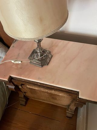 Mesillas de noche antiguas.