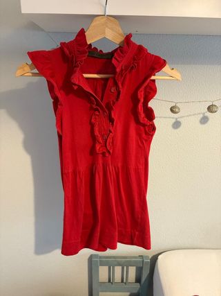Camisa roja con volantes