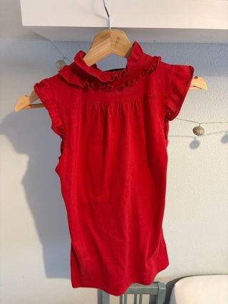 Camisa roja con volantes