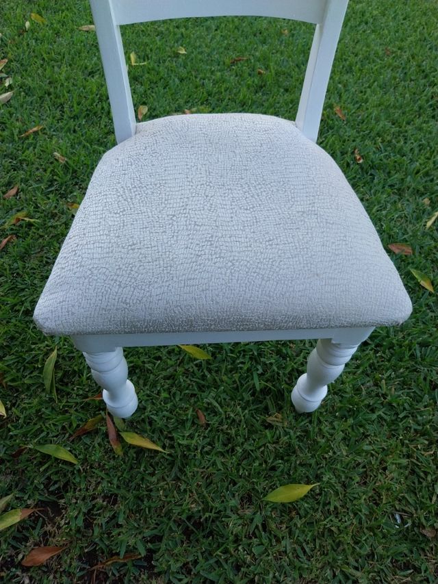 Silla de madera tapizada beige