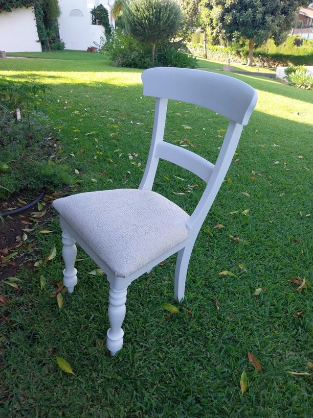 Silla de madera tapizada beige