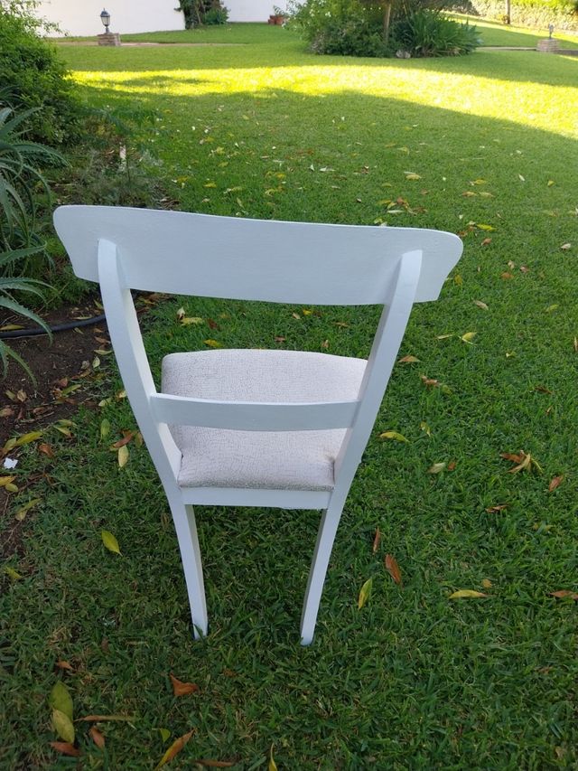 Silla de madera tapizada beige