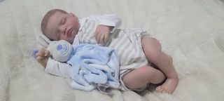 Bebé realista con peluche