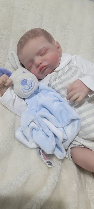Bebé realista con peluche