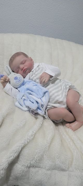Bebé realista con peluche