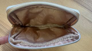 Monedero de tela con bordado de artesanal