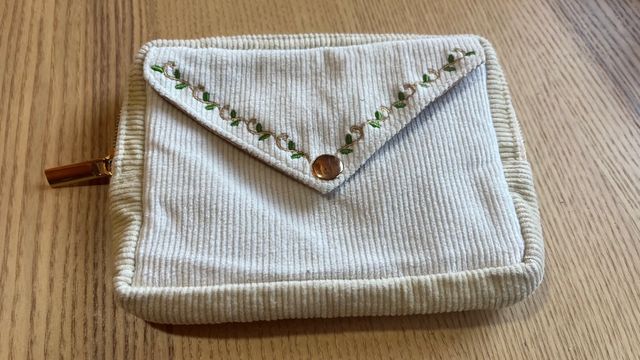 Monedero de tela con bordado de artesanal