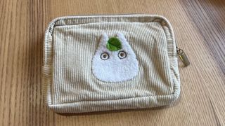 Monedero de tela con bordado de artesanal