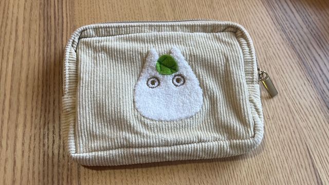 Monedero de tela con bordado de artesanal