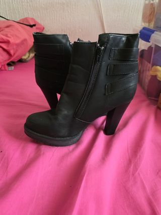 Botines de tacón negros con hebillas