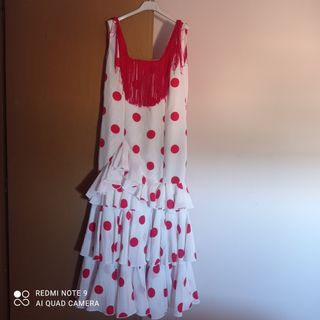Traje de flamenca blanco con lunares rojos