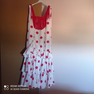 Traje de flamenca blanco con lunares rojos