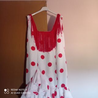 Traje de flamenca blanco con lunares rojos