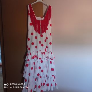 Traje de flamenca blanco con lunares rojos
