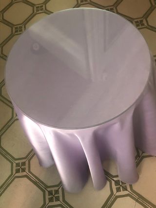 2 Mesas Camilla Pequeñas con Faldas y Cristal