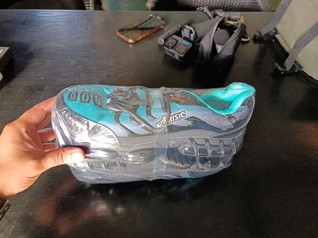 Calzado de seguridad Arisic gris y turquesa