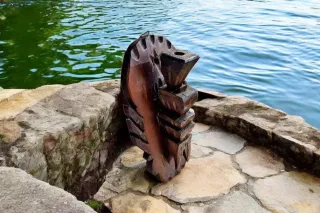 Antica applique in legno