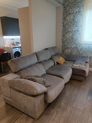Sofá reclinable gris grande con chaiselongue