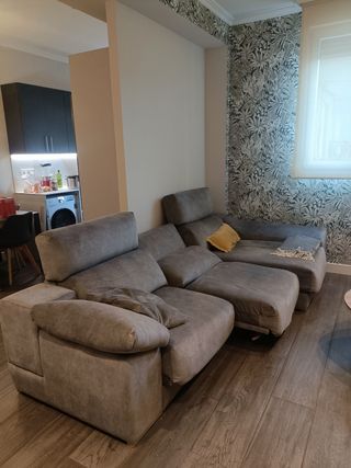 Sofá reclinable gris grande con chaiselongue