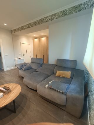 Sofá reclinable gris grande con chaiselongue