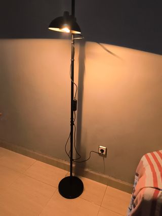 Lámpara de pie negra alta