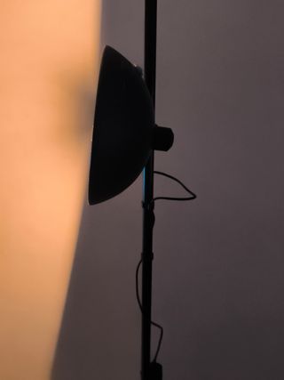 Lámpara de pie negra alta