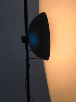 Lámpara de pie negra alta