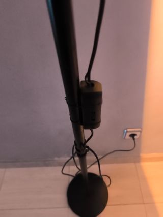 Lámpara de pie negra alta