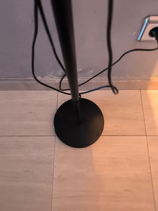 Lámpara de pie negra alta