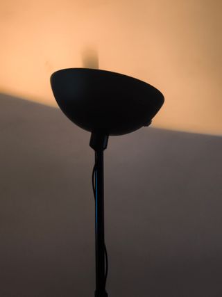 Lámpara de pie negra alta